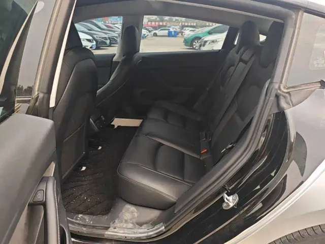 Tesla Model 3 — Фото автомобиля 12