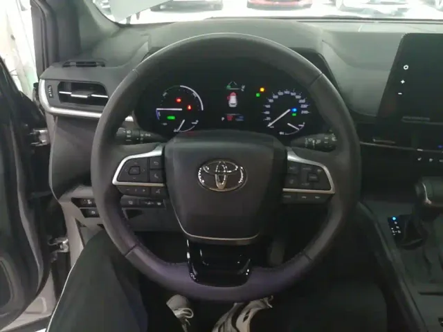 Toyota Sienna — Фото автомобиля 10
