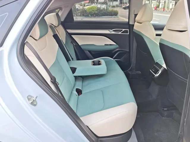 Geely Emgrand L — Фото автомобиля 19