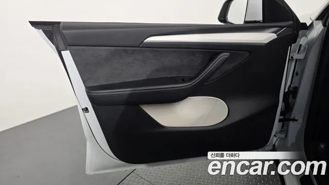 Tesla Model Y — Фото автомобиля 23