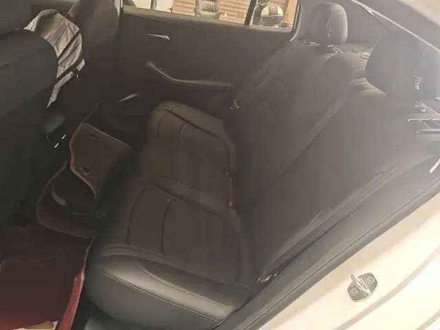 Roewe i5 — Фото автомобиля 16