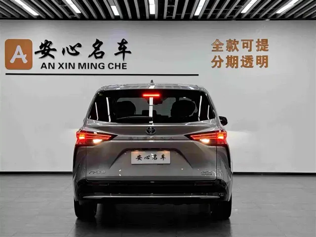 Toyota Sienna — Фото автомобиля 4