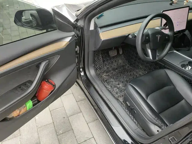 Tesla Model 3 — Фото автомобиля 15