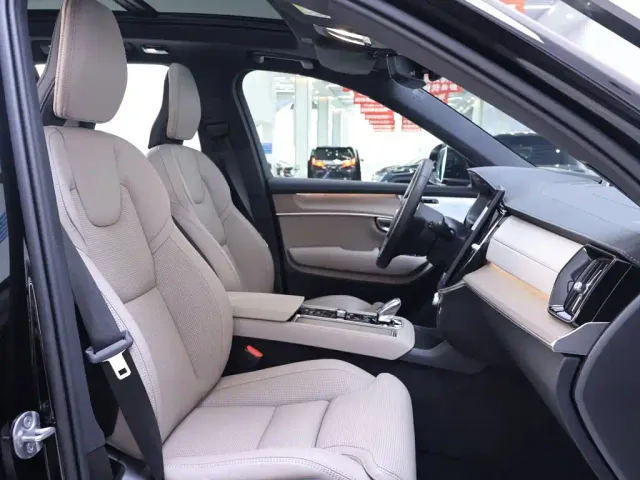 Volvo XC90 — Фото автомобиля 23