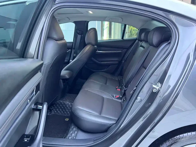 Mazda Axela — Фото автомобиля 12