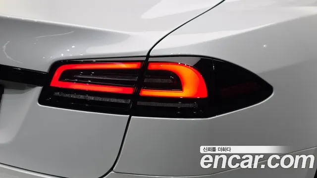 Tesla Model S — Фото автомобиля 8
