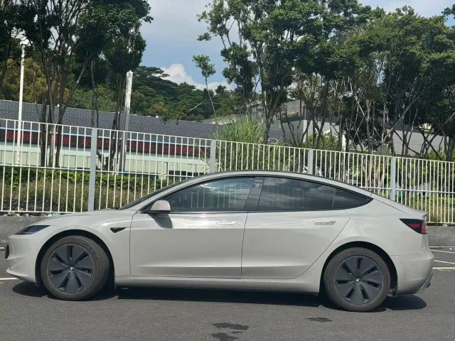 Tesla Model 3 — Фото автомобиля 8