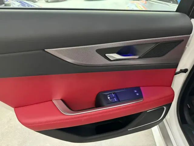 Jaguar XEL — Фото автомобиля 7