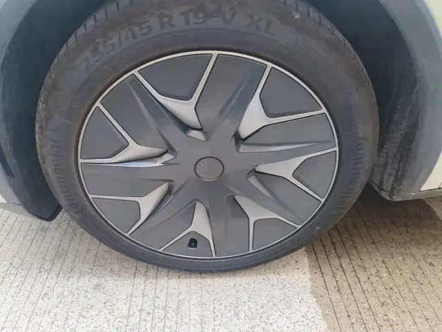 Tesla Model Y L — Фото автомобиля 22