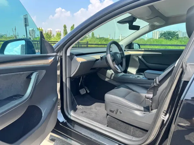 Tesla Model Y — Фото автомобиля 6