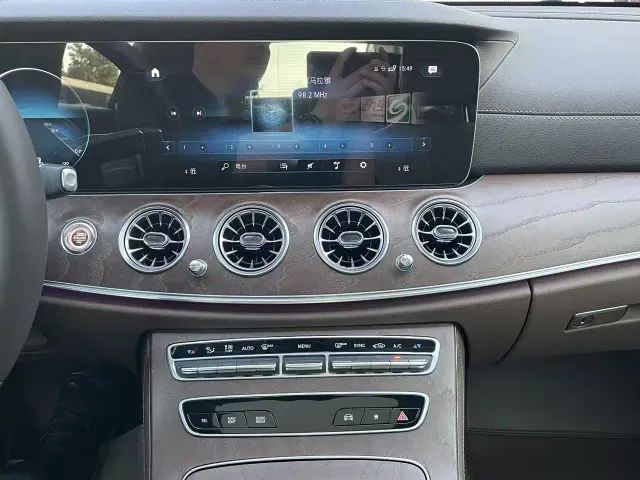 Mercedes-Benz E-Class — Фото автомобиля 12