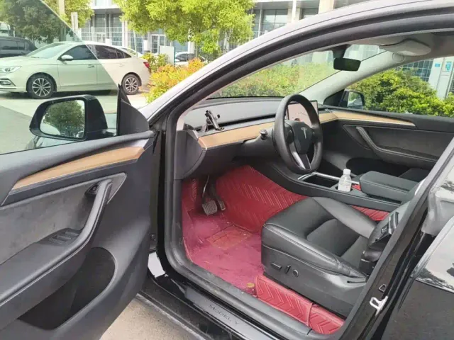 Tesla Model Y — Фото автомобиля 15