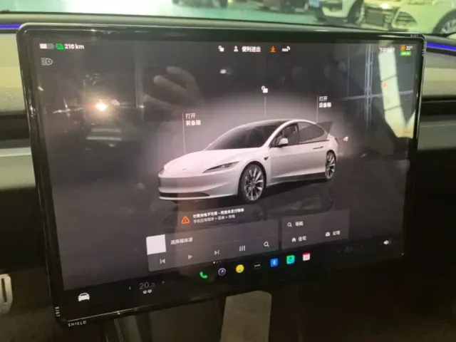 Tesla Model 3 — Фото автомобиля 12
