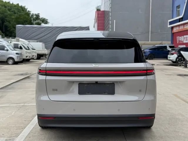 Li Auto i8 — Фото автомобиля 17
