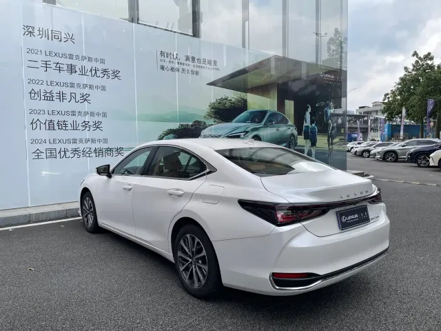 Lexus ES — Фото автомобиля 17