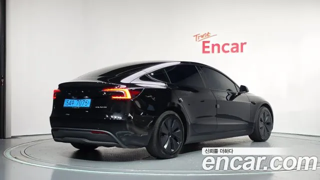 Tesla Model 3 — Фото автомобиля 2