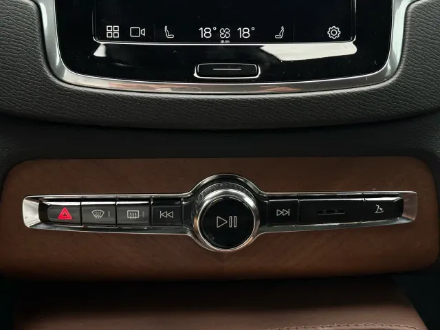 Volvo XC90 — Фото автомобиля 24