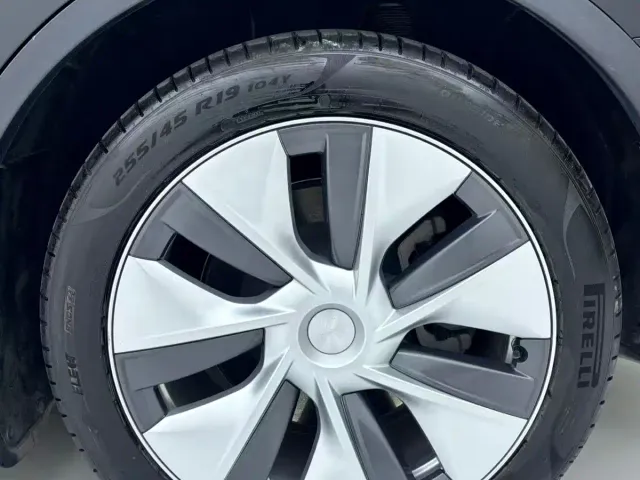 Tesla Model Y — Фото автомобиля 14