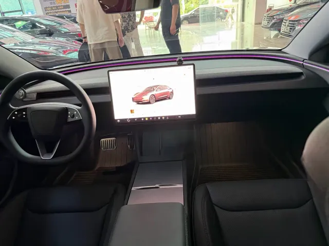 Tesla Model 3 — Фото автомобиля 3