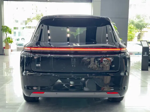 Li Auto L8 — Фото автомобиля 9