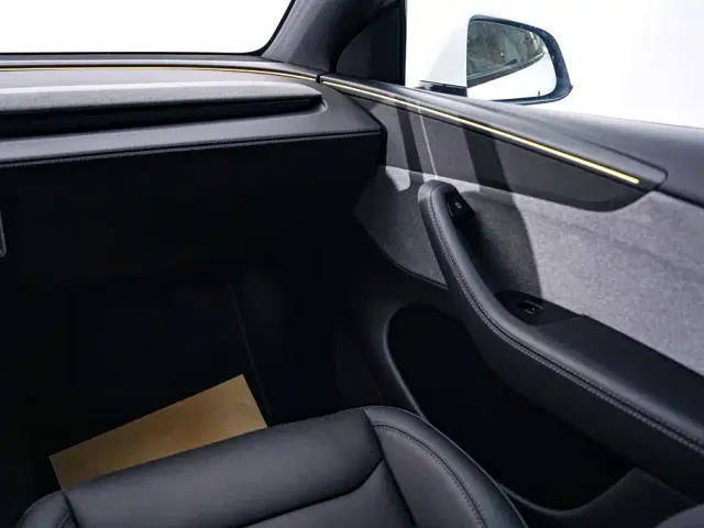 Tesla Model Y — Фото автомобиля 23