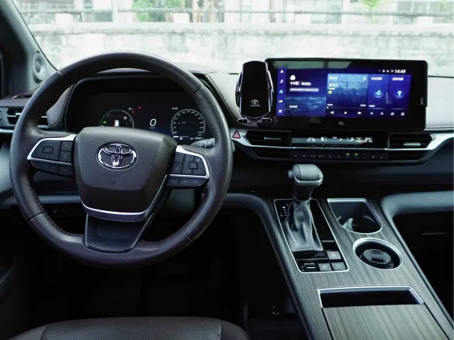 Toyota Toyota Sienna 2021 2.5L Hybrid Platinum Edition — Фото автомобиля 28