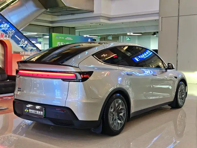 Tesla Model Y L — Фото автомобиля 6