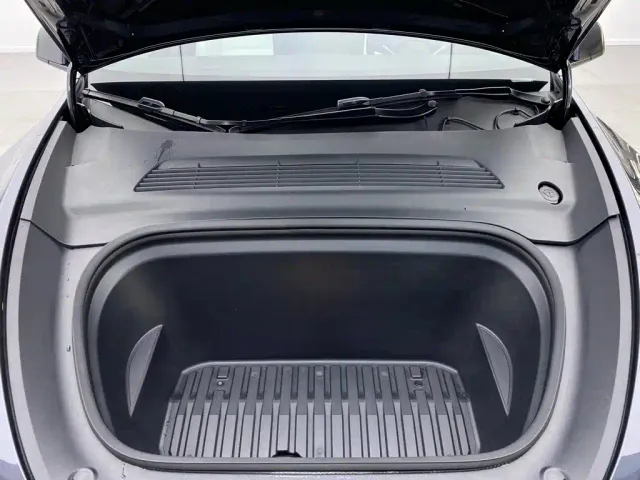 Tesla Model Y — Фото автомобиля 8