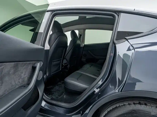 Tesla Model Y — Фото автомобиля 15