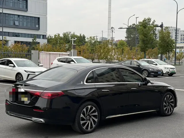 Mercedes-Benz E-Class — Фото автомобиля 3