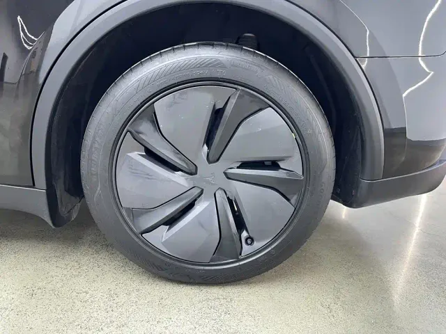 Tesla Model Y — Фото автомобиля 30