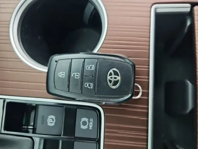 Toyota Sienna — Фото автомобиля 8