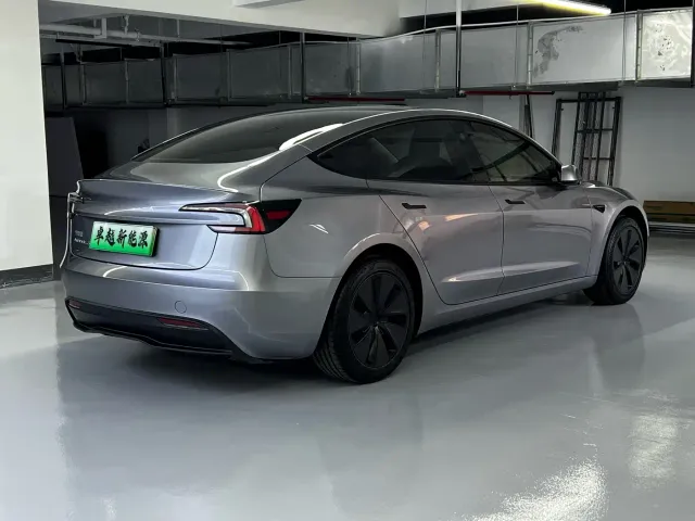 Tesla Model 3 — Фото автомобиля 11