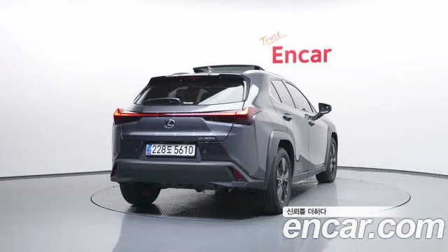 Lexus UX — Фото автомобиля 4