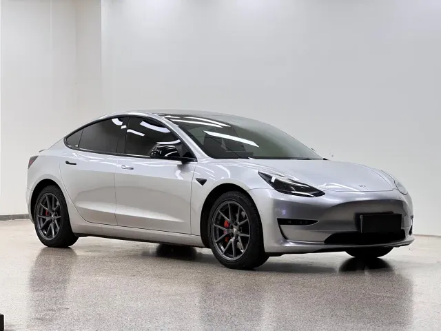 Tesla Model 3 — Фото автомобиля 3
