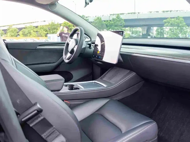 Tesla Model Y — Фото автомобиля 13