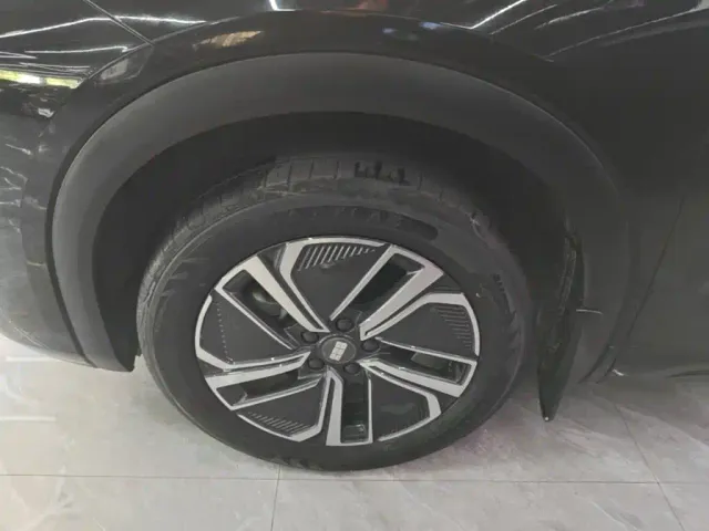 Geely Galaxy Starship 7 EM-i — Фото автомобиля 22