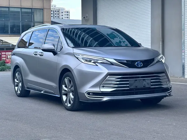 Toyota Sienna — Фото автомобиля 3