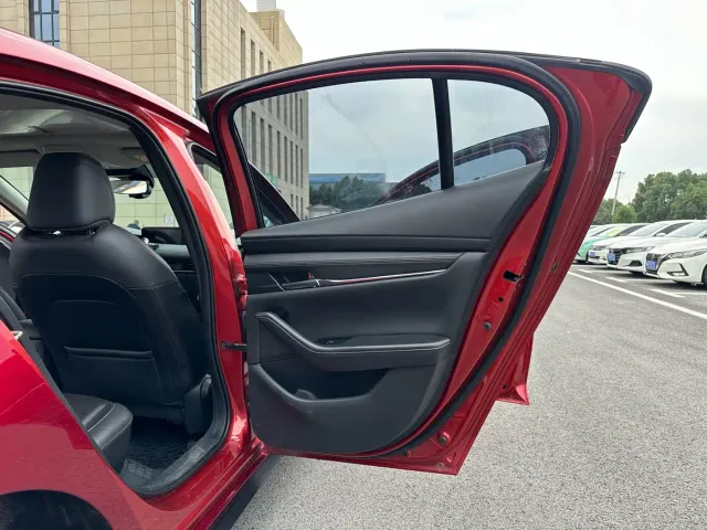 Mazda Axela — Фото автомобиля 21