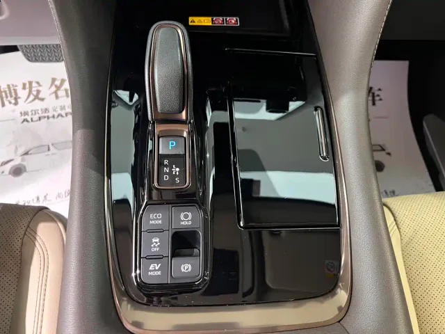 Toyota Alphard — Фото автомобиля 21