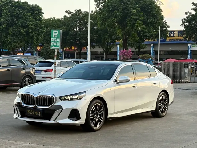 Фотография автомобиля — BMW 5 Series
