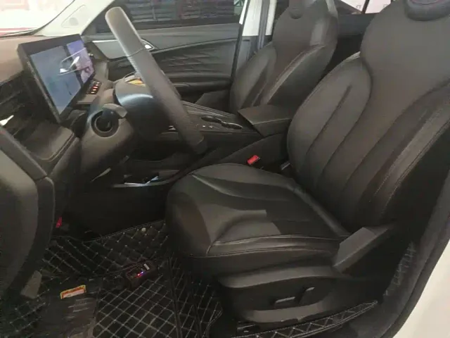 Roewe RX5 — Фото автомобиля 14