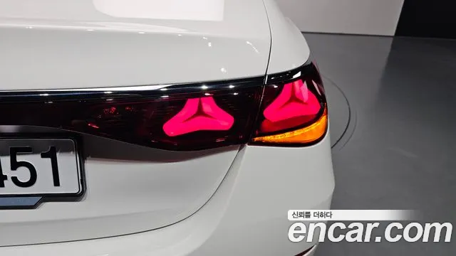 Mercedes-Benz E-Class — Фото автомобиля 20
