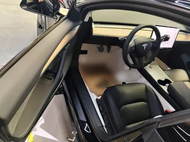 Tesla Model 3 — Фото автомобиля 15