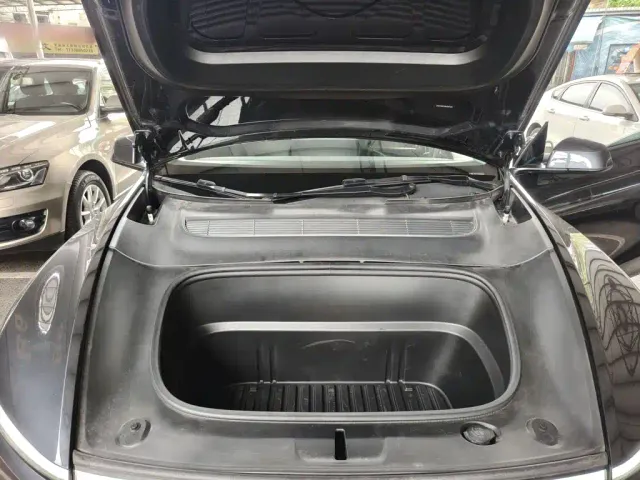 Tesla Model Y — Фото автомобиля 19