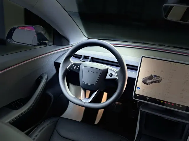 Tesla Model 3 — Фото автомобиля 9