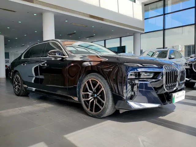 BMW i7 — Фото автомобиля 3