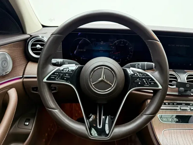 Mercedes-Benz E-Class — Фото автомобиля 24