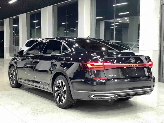 Volkswagen Passat — Фото автомобиля 14