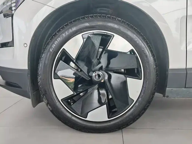 Volvo EX30 — Фото автомобиля 6